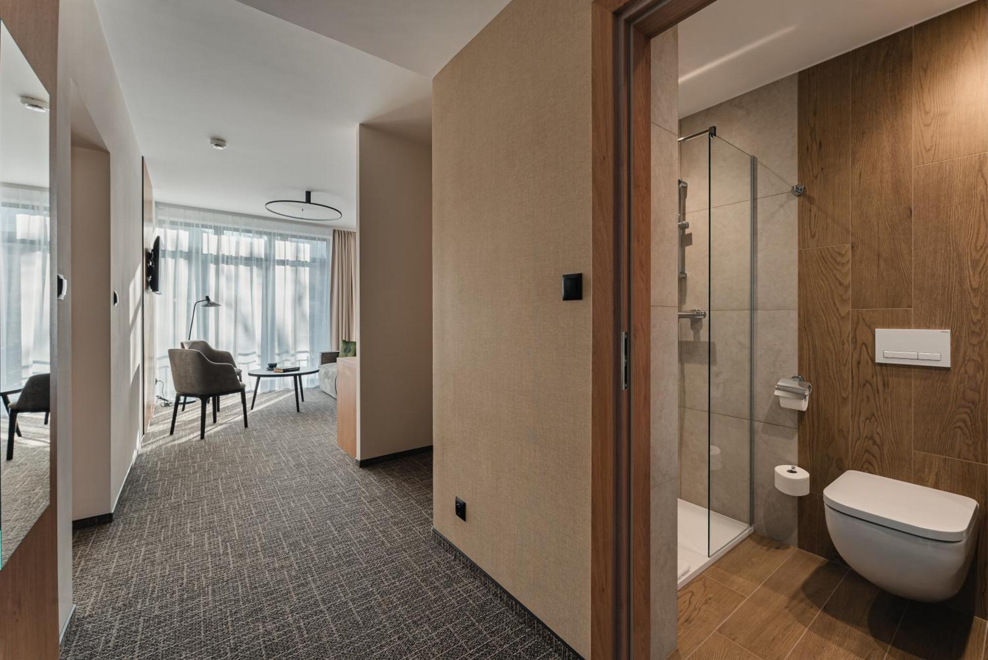 One-Bedroom Apartment with Balcony,1635098723:JPEG